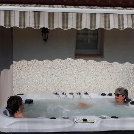 Apartman Du Soleil, Climatise Avec Piscine Chauffee D'avril A Novembre, Et Jacuzzi Pouzolles