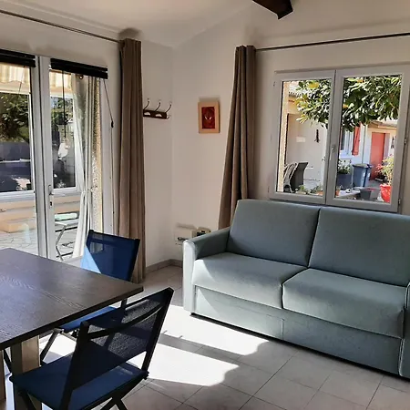 Du Soleil, Climatise Avec Piscine Chauffee D'avril A Novembre, Et Jacuzzi * Pouzolles