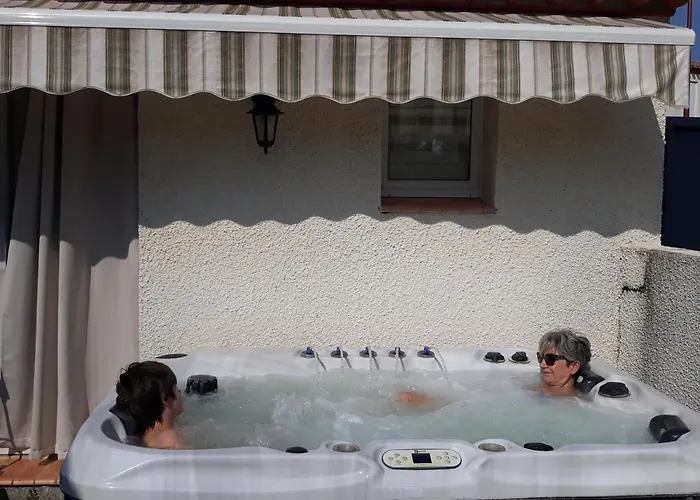 Lejlighed Du Soleil, Climatise Avec Piscine Chauffee D'avril A Novembre, Et Jacuzzi Pouzolles